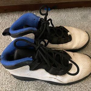 Kids Jordan’s worn minimally